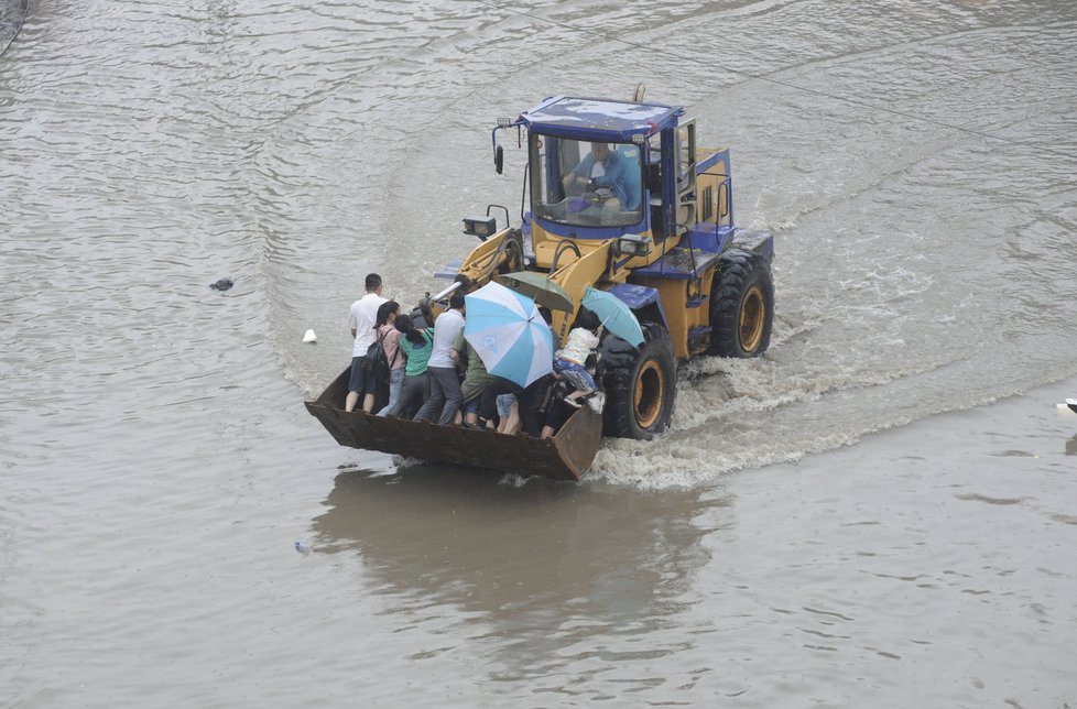 V Číně řádí záplavy, desítky tisíc lidí v ohrožení.