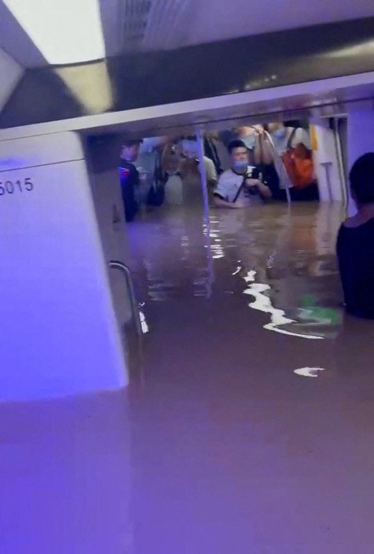 Při záplavách v Číně se voda dostala až do metra (19.7.2021)