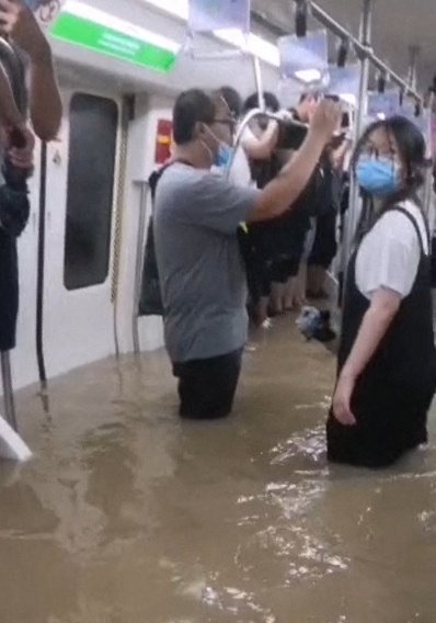Při záplavách v Číně se voda dostala až do metra (19.7.2021)