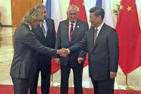 Zeman pozval čínského vůdce do Česka. A místo krtečka přivezl Nedvěda