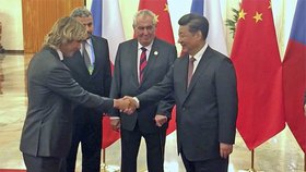 Zeman pozval čínského vůdce do Česka. A místo krtečka přivezl Nedvěda