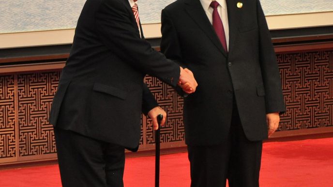 Prezident Miloš Zeman v Šanghaji zahájil česko-čínské podnikatelské fórum. Prezident Miloš Zeman v Šanghaji zahájil česko-čínské podnikatelské fórum.