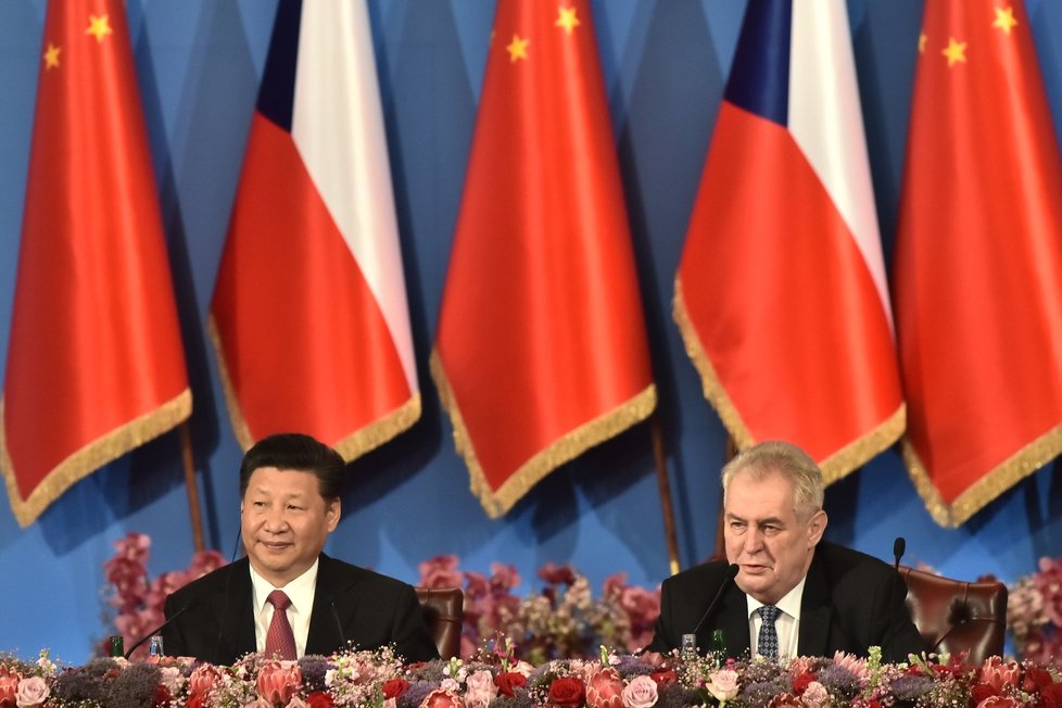 Prezident Miloš Zeman a jeho čínský protějšek Si Ťin-pching na ekonomickém fóru na pražském Žofíně