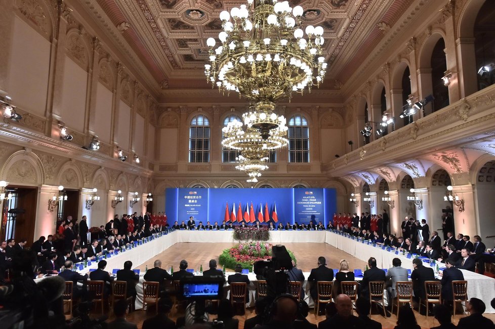 Prezident Miloš Zeman a jeho čínský protějšek Si Ťin-pching na ekonomickém fóru na pražském Žofíně