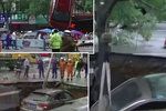 V čínském městě se zničehonic propadla silnice! Obrovská díla pohltila čtyři auta.