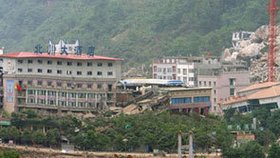 Budovy zničené sesuvem půdy při pondělním zemětřesení v čínské provincii S&amp;#39;-čchuan