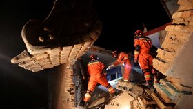 Při zemětřesení v Číně zahynulo přes 100 lidí. Záchranáři v mrazech hledají přeživší
