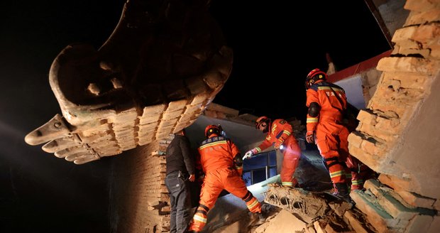 Při zemětřesení v Číně zahynulo přes 100 lidí. Záchranáři v mrazech hledají přeživší