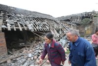 Čínské zemětřesení: Reportérka utekla ze svatby, aby mohla točit rozhovory