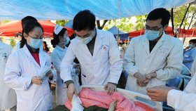 Lékaři a zdravotní sestry ošedtřují zraněné