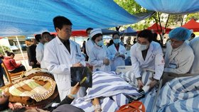 Lékaři ošetřují zraněné v provizorních podmínkách