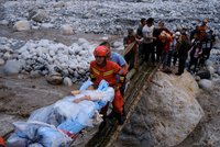 65 mrtvých po silném zemětřesení v Číně. Ničilo domy i hotely, odřízlo turisty v přírodním parku