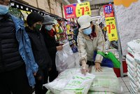 Čína poslala lidi na velký nákup: Místní v panice berou, co jen můžou. Přijde lockdown?
