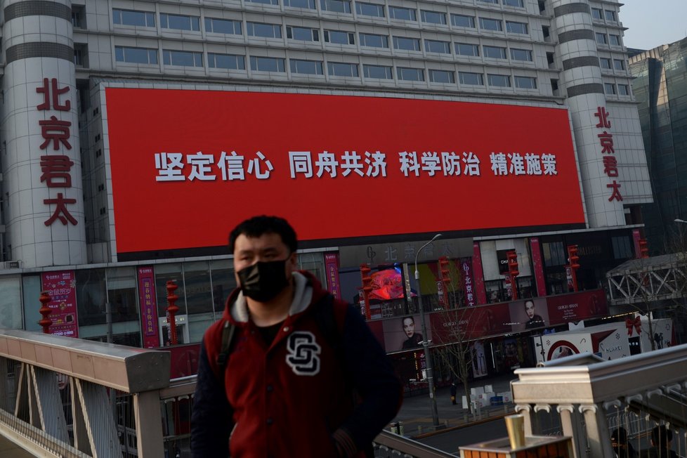 Život v Číně pokračuje dál. Ulice jsou plné sloganů a plakátů, které nabádají lidi k opatrnosti