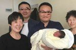Chlapec se narodil ze zmraženého embrya 4 roky po smrti rodičů, na fotce je se svými prarodiči.