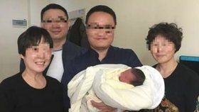 Chlapec se narodil ze zmraženého embrya 4 roky po smrti rodičů, na fotce je se svými prarodiči.