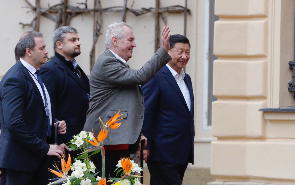 Čínský prezident přijel do zámku v Lánech na setkání se Zemanem.