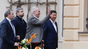 Čínský prezident přijel do zámku v Lánech na setkání se Zemanem.