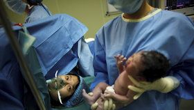 Číňanka porodila trojčata s odstupem šesti dní. Ilustrační foto