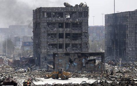 Po explozi zůstaly zničené a pobořené domy. 