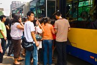 Masakr v čínském autobuse: Šílenec ubodal 4 lidi
