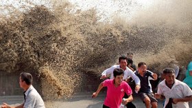 Vlna na řece Qiantang málem zabíjela