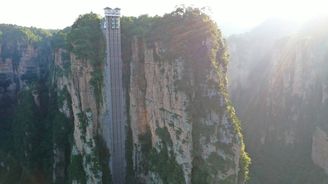 Nejvyšší venkovní výtah na světě najdeme v čínské provincii Chu-nan