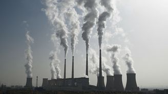Čína chrlí uhelné elektrárny, jak to jen jde. Zůstává sama, Indie výstavbu zastaví