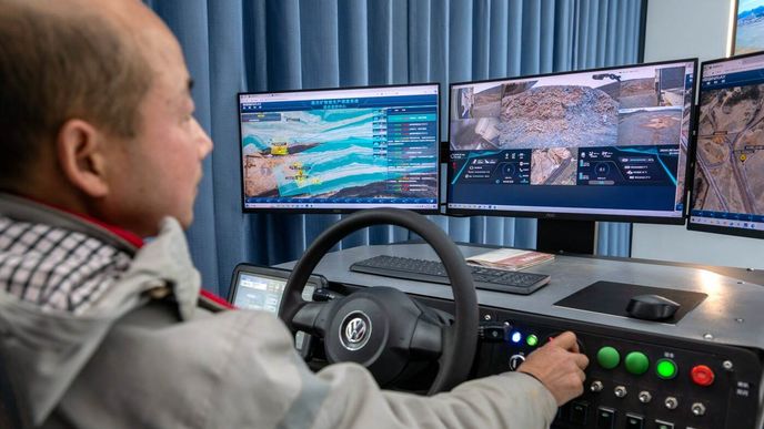 Čína kontroluje dodavatelské řetězce nejenom prvků vzácných zemin, ale i dalších žádaných surovin. Čína kontroluje dodavatelské řetězce nejenom prvků vzácných zemin, ale i dalších žádaných surovin.