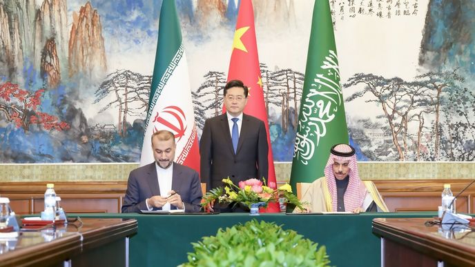Čína na jaře překvapila svět tím, že se ji podařilo dosáhnout dohody o narovnání vztahů mezi regionálními rivaly Saúdskou Arábií a Íránem.