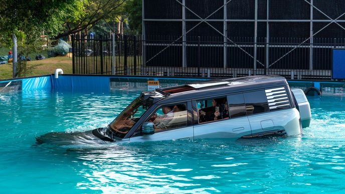 Automobilka BYD předvádí "plovoucí funkci" jednoho ze svých modelů. Automobilka BYD předvádí "plovoucí funkci" jednoho ze svých modelů.