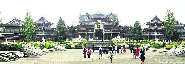 Jedno z nejkrásnějších nádvoří chrámového komplexu u Le-šanu, v provincii S´-čchuan na jihozápadě Číny.