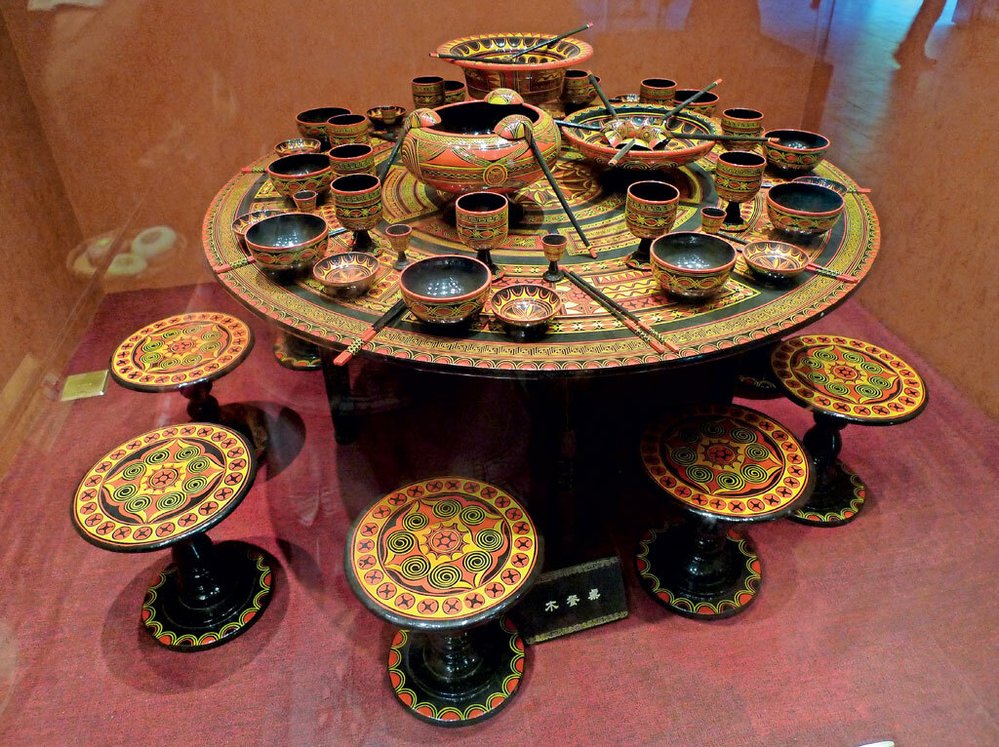 Tradiční nuosuské dřevěné lakované nádobí z okresu Si-te (Xide). Nejcennější materiál na jeho výrobu ukrývají temné hvozdy Chladných hor a občas je k dostání ve své surové podobě na trhu.