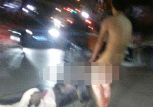 Krvácející Číňan Fan Lung s uříznutým penisem mlátí na ulici svou manželku-násilnici.