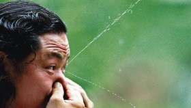 Zhang Yinmin si ucpává nos a předvádí své nejlepší číslo