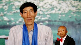 Nejvyšší muž světa, 236 centimetrů vysoký Pao Si-šun (vlevo) se 13. července ve městě Pao-tchou v autonomní oblasti Vnitřní Mongolsko setkal s devatenáctiletým Che Pching-pchingem, jenž s pouhými 73 centimetry výšky usiluje o zápis do Guinnessovy knihy rekordů přesně v opačné kategorii.