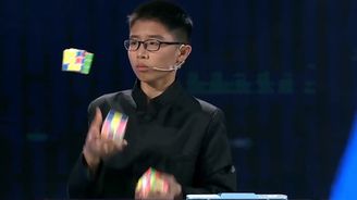 Bláznivý světový rekord: Číňan složil tři Rubikovy kostky, zatímco s nimi žongloval. Za 5 minut!