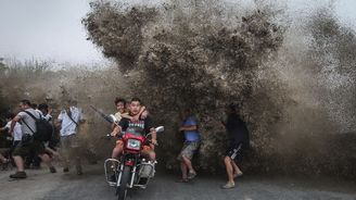 Fotografie dne: Číňané sledovali přílivovou vlnu, ta je pak zalila