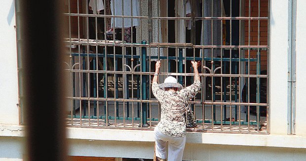 Jedinou přístupovou cestou do bytu důchodkyně je zamřížovaný balkon