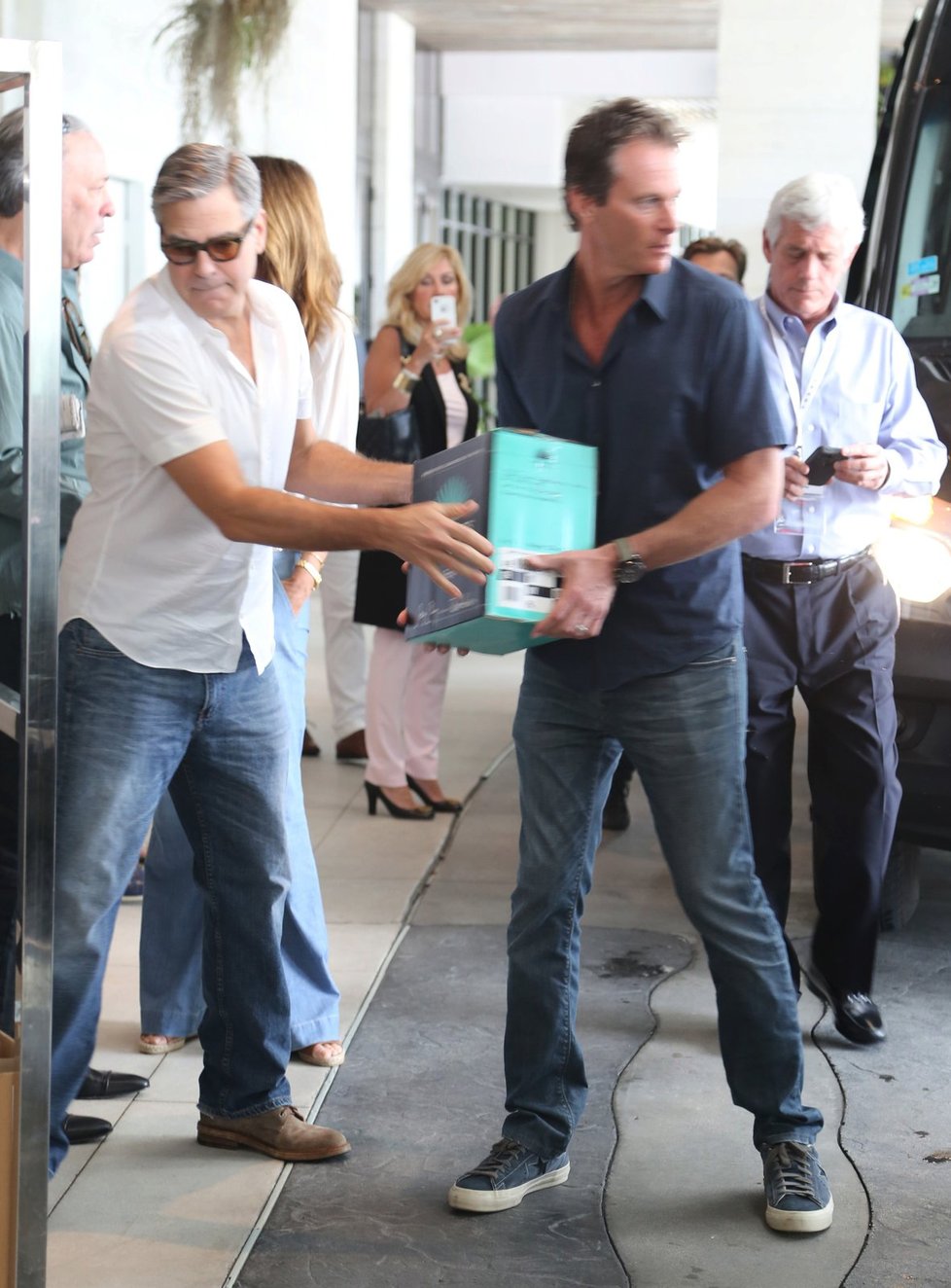 Randy a George Clooney nakládají bednu tequily na karibský prodloužený víkend.