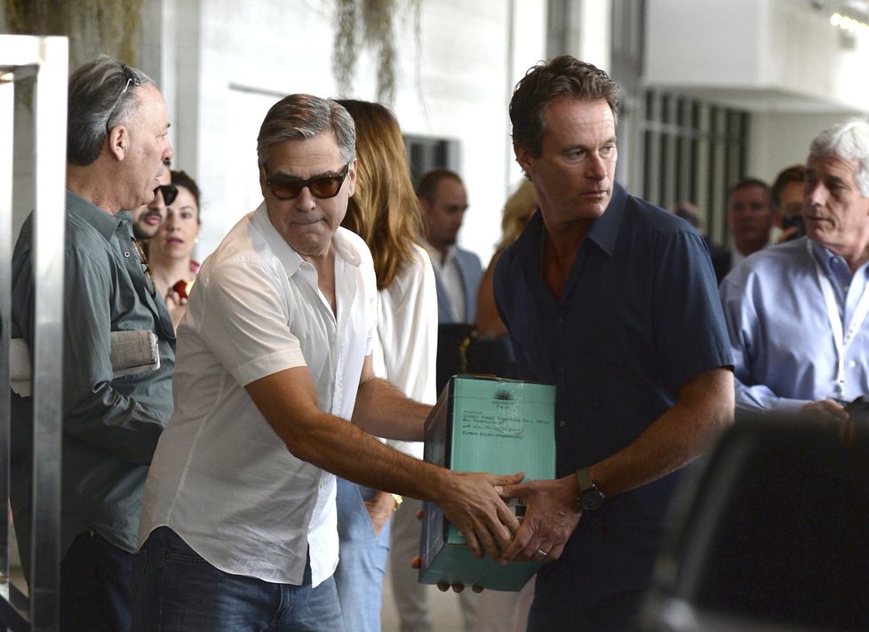 Randy a George Clooney nakládají bednu tequily na karibský prodloužený víkend.