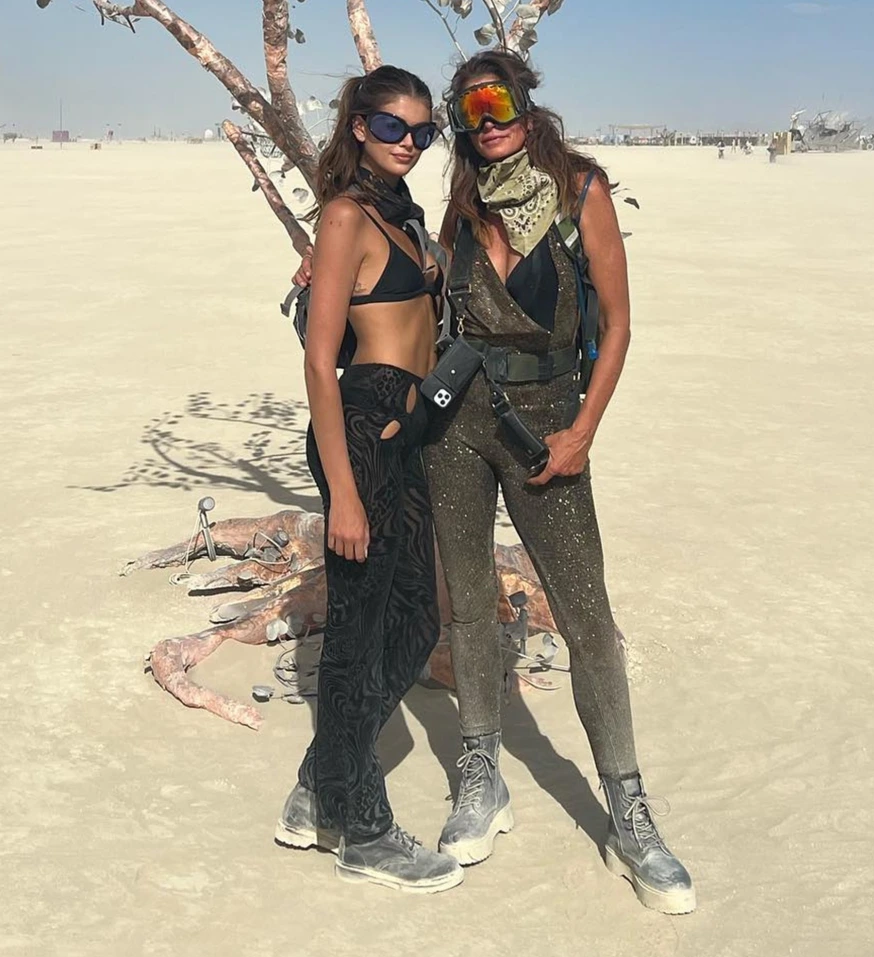 Cindy Crawford s dcerou na festivalu Burning Man