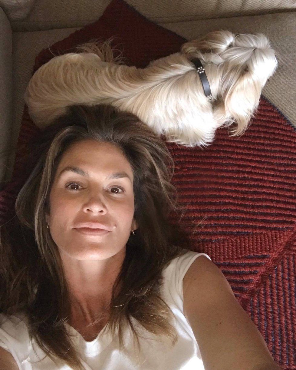 Cindy Crawford (52) chtěla ukázat světu, že si ze svého pejska udělala polštář. A taky to, že je jedno, jeslti má make-up, nebo ne, protože je okouzlující v každé situaci!