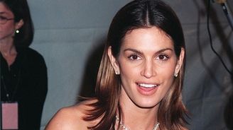 Cindy Crawford: Je jí čerstvých padesát. Co stojí za její krásou?