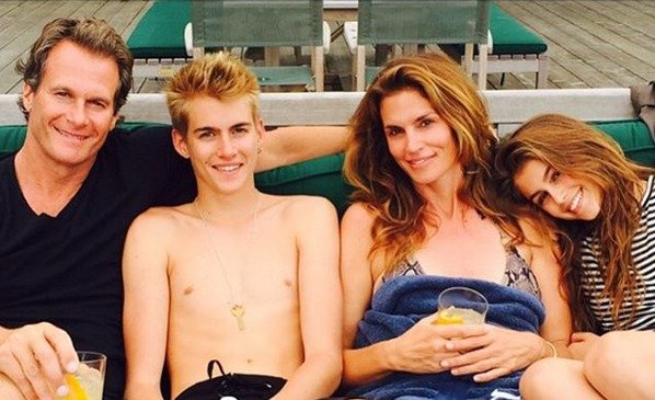 Cindy se svou rodinou