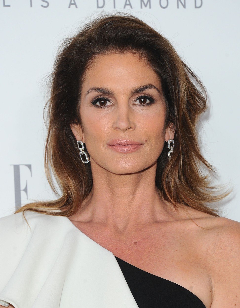 Dokonale hydratovaná pokožka? Cindy Crawford si pravidelně míchá čistou vodu s mlékem a tuto směs aplikuje na tělo několikrát denně. Nebude to nejspíš nic voňavého, ale účinného možná ano.