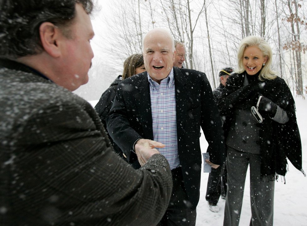 Zesnulý senátor se svou ženou Cindy McCainovou