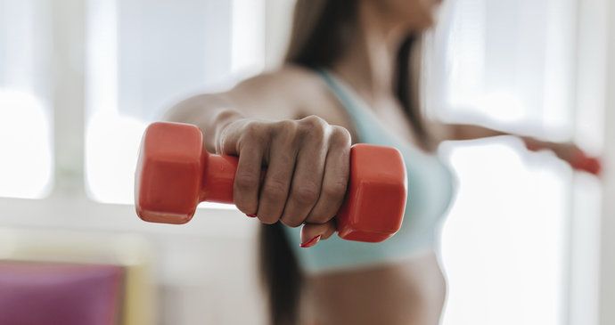 Jak konečně zhubnout díky domácímu cvičení? Tohle by vám mohlo pomoci!