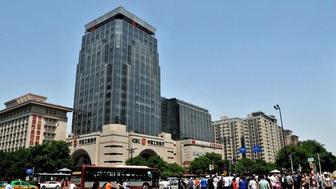 Největší banka na světě je čínská Industrial & Commerional Bank Of China (Na snímku je pobočka ICBC v čínském Si-anu).