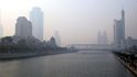 Čínská města trápí dlouhodobé potíže se smogem - na snímku Tchien-ťin